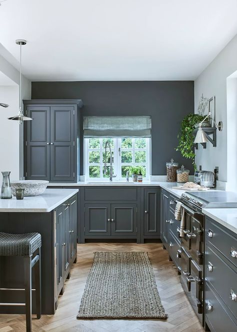 Neptune Kitchen, Classic English Kitchen, Kitchen Color Trends, Wren Kitchen, Galley Kitchen Design, Timber Kitchen, Kitchen 2020, Dark Grey Kitchen, Classic Kitchen Design