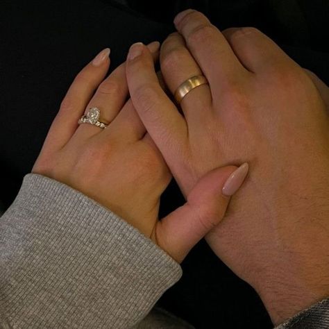 Pictures Couple Aesthetic, Aesthetic Marriage, Married Rings, Holding Hands Aesthetic, Mains Couple, Hand With Ring, Hands With Rings, Engagement Hand, خواتم خطوبة