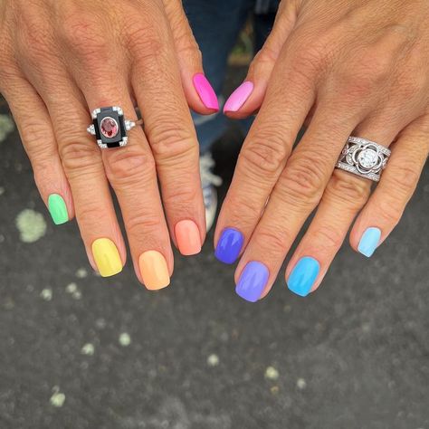 Winter Rainbow Nails, Multi Nails Color Ideas, Rainbow Nails Dip Powder, 10 Different Color Nails, 5 Color Manicure, Gel Nails Ideas Short Multicolor, Rainbow Colors Nails, Pastel Rainbow Nails Short, Bright Gel Nails Short