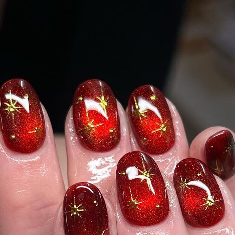 Cateye Winter Nails, Holiday Cateye Nails, Christmas Cateye Nailart, Christmas Nails Cateye, Jelly Christmas Nails, Christmas Cat Eye Nails Design, Cat Eye Holiday Nails, Christmas Cateye Nail, Red Cat Eye Christmas Nails