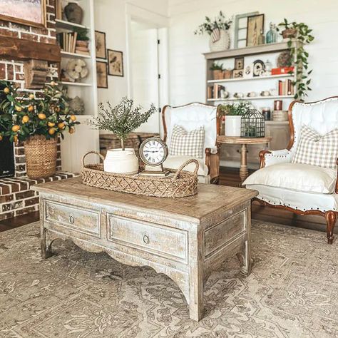 THE NATURAL NOOK Chic Coffee Table, Style Coffee Table, Round Accent Table, Painted Cottage, Farmhouse Decor Living Room, Antique Farmhouse, Farmhouse Living, Cottage Decor, Decoration Design