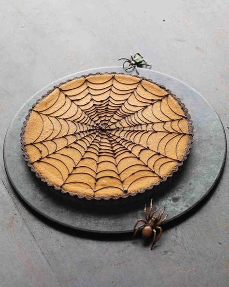 Pumpkin Chocolate-Spiderweb Tart Halloween Torte, Pasteles Halloween, Dessert Halloween, Postres Halloween, Pumpkin Bars, Halloween Cake, Pumpkin Chocolate Chips, Mince Pies, Chocolate Tart