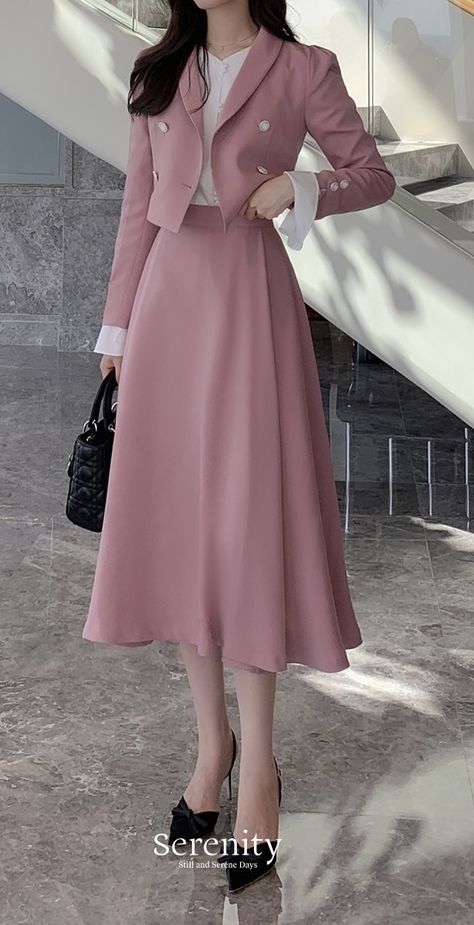 Class Dress Classy, Elegant Outfit Modest, Pink Elegant Outfit, Korean Dress Ideas, Elegant Pink Outfit, Pink Modest Outfits, Chinese Fashion Casual, Classy Outfits Women, True Beauty Outfits