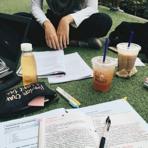 Studying With Friends Aesthetic, Friends Studying Together, Studying With Friends, College Motivation, Coffee Books, School Success, Study Organization, Study Inspo, Work Motivation