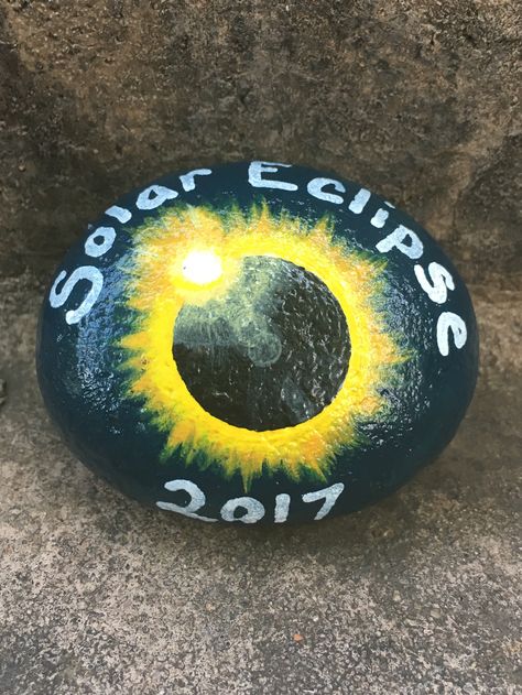 Solar Eclipse painted rock by Christa Keeler Total Eclipse Painted Rocks, Eclipse Painting Ideas, Eclipse Craft Ideas, Eclipse Painting Easy, Eclipse Painted Rocks, Eclipse Face Paint, Solar Eclipse Rock Painting, Solar Eclipse Ideas, Solar Eclipse Art Projects