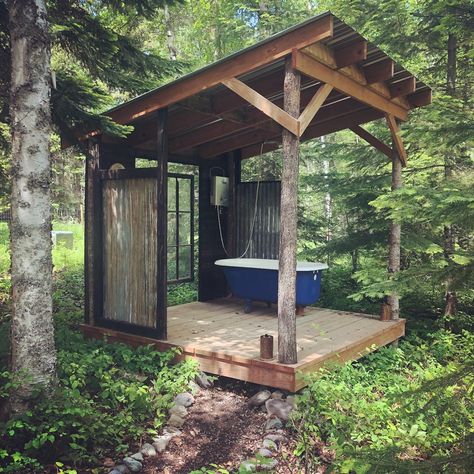 Outdoor Farm Bathroom, Outdoor Showers Cottage Cabin, Outdoor Bathhouse Ideas, Sauna In The Garden, Diy Bathhouse, Off Grid Bathtub, Off Grid Bath House, Outdoor Bathtub Diy, Off Grid Hot Tub