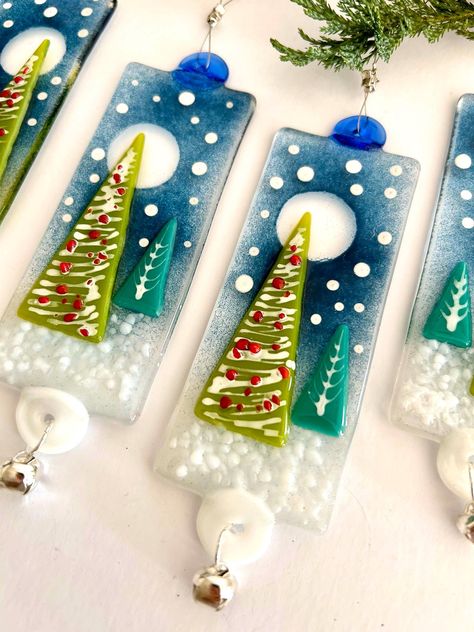 Fused Glass Inspiration, Fused Glass Winter Scenes, Fused Glass Gifts, Fused Glass Christmas Lanterns, Glass Fusing Christmas, Glass Fusion Ideas Inspiration, Fused Glass Christmas Ideas, Fused Glass Christmas Decorations, Fused Glass Ornaments Christmas