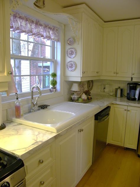 Retrofit farmhouse sink Mexican Kitchen Style, 1940s Cottage, Lanterns Chinese, 1940s Kitchen, 1940s Home, Drainboard Sink, 1950s Kitchen, Sink Ideas, Mcm House