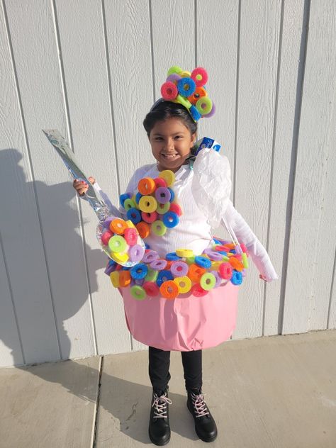 Super cute and creative DIY costume! Food Themed Costumes Diy, Diy Bubble Bath Costume, Bathtub Costume Diy, Diy Celebrity Costumes, Shower Costume Diy, Bath Loofah Costume, Meme Costumes Diy, Punny Halloween Costumes, Celebrity Costumes