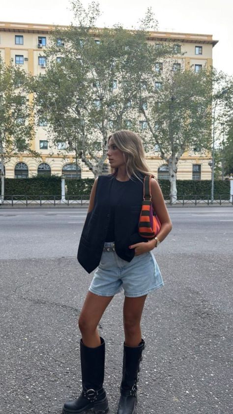 Boots Jean Shorts Outfit, Buckle Boots Outfit Summer, Barcelona Summer Style, Buckled Boots Outfit, San Francisco Outfit Summer Street Style, Moto Boots Outfit Summer, Motto Boots Outfits, Black Moto Boots Outfit, Biker Boots Outfit Summer