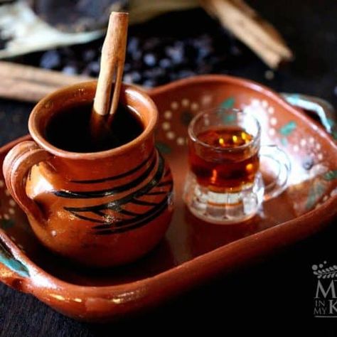 How to make Café de Olla │ Visit our site to check out the recipe Mexico In My Kitchen, Mexican Drink Recipes, Pops Diner, Mexican Coffee, Mexican Drinks, Mexican Spices, Spiced Coffee, Gourmet Coffee, Latin Food