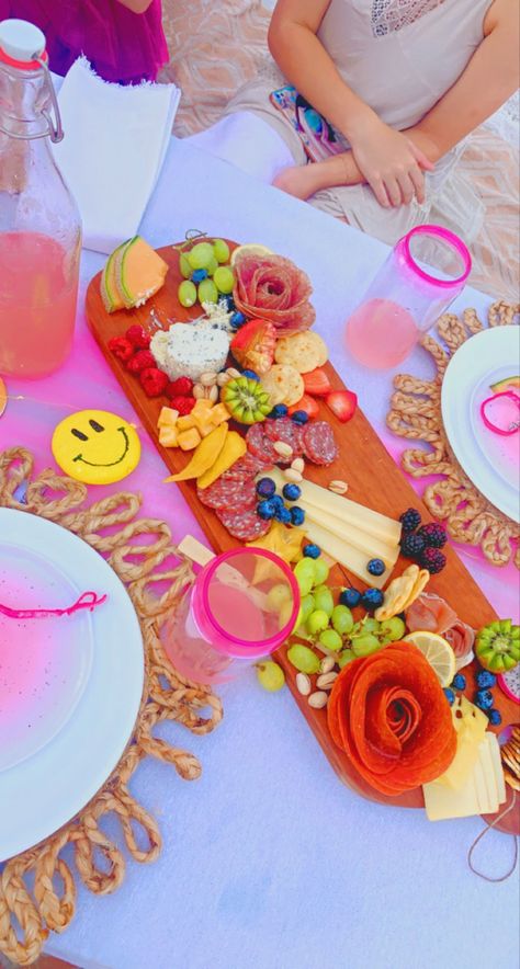 Preppy Birthday Food, Aesthetic Beach Birthday Party Ideas, Preppy Birthday Picnic, Preppy Birthday Brunch, Preppy Beach Birthday Party, Beach Picnic Birthday Party, Preppy Sweet 16, Pink Aesthetic Beach, Bday Beach Picnic