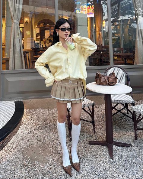 Trust Us, This Preppy Outfit Is A Must-Try Preppy Concert Outfit, Yellow And Blue Outfits Women, Vintage Preppy Outfits, Outfit Jaune, Preppy Style Aesthetic, Cream Skirt Outfit, Summer Preppy Outfits, Winter Preppy Outfits, Knee Socks Outfits