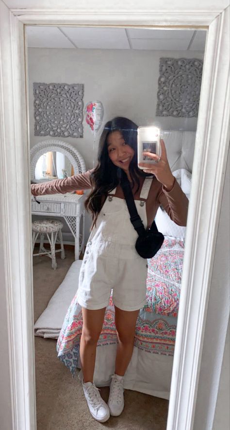 White Shortalls Outfit, Overalls Spring Outfit, White Overalls Outfit, Converse Ootd, Shortalls Outfit, Pretty Tote Bags, White Overalls, Fall White, Overall Outfit