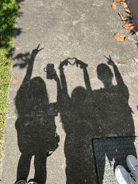 Pics to try w ur bffs! Shadow Selfie, Cute Friend Poses, Group Picture Poses, 3 Best Friends, Photo Recreation, Shadow Video, Friend Pictures Poses, Shadow Pictures, Face Photo