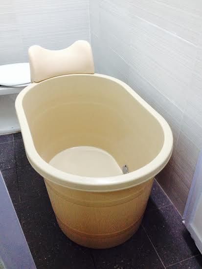 Singapore House, Mini Bathtub, Plastic Bathtub, Portable Bathtub, Bathroom Improvements, Houses Interior, Small Bathtub, Bath Tubs, Camper Living