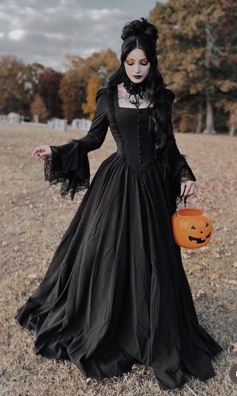 Gothic Gown Aesthetic, Gothic Dresses Long, Gotik Girl, Goth Wedding Outfit, Vampire Formal Dress, Vampire Gown Victorian Gothic, Gothic Era Fashion, Victorian Gothic Outfit Women, Morticia Aesthetic Outfit