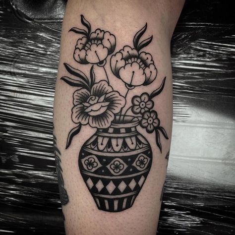 American Traditional Flower Pot Tattoo, Traditional Vase With Flowers Tattoo, Mexican Vase Tattoo, Flower Vase Back Tattoo, Potted Flower Tattoo, Traditional Vase Tattoo Design, Flower And Vase Tattoo, Modern Traditional Tattoos Black, Trad Vase Tattoo