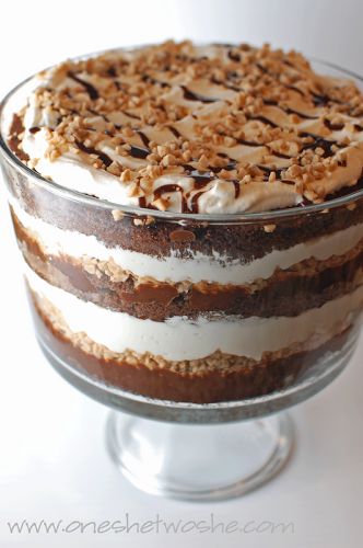 This chocolate toffee trifle recipe is so easy, so good, and always impressive. People think I spent so much time making it, but it's actually so simple and quick! Toffee Trifle, Oreo Trifle, Trifle Recipes Easy, Trifle Bowl Recipes, Layered Dessert, Trifle Dish, Chocolate Trifle, Trifle Desserts, Trifle Recipe