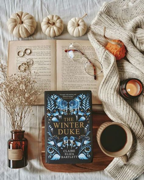 Winter Book Photography, Flat Lay Photography Books, Flatlay Book Photography, Book Product Shoot, Winter Book Aesthetic, Winter Bookstagram, Cozy Bookstagram, Bookstagram Christmas, Book Flat Lay