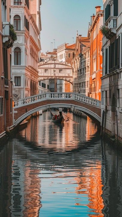 Bridge Of Sighs Venice, Venice Pictures, Venice Aesthetic, Phone Paper, Venice Bridge, Paige Halliwell, Venice Canals, Historical Buildings, Ap Art