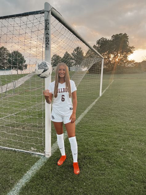 Soccer Senior Banner Poses, Soccer Picture Ideas, Soccer Poses For Pictures, Soccer Photoshoot Ideas, Soccer Media Day Poses, Soccer Photoshoot, Soccer Photography Poses, Cute Soccer Pictures, Dance Team Pictures