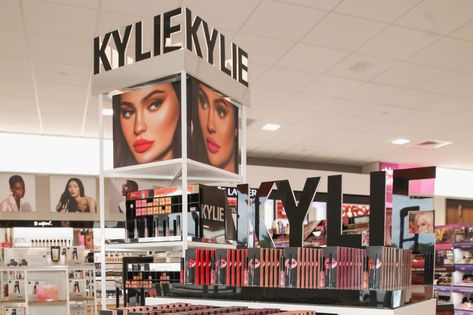 Kylie Cosmetics Store, Maquillaje Kylie Jenner, Youngest Sibling, Kylie Jenner Lipstick, Lipstick Kit, Kylie Jenner Makeup, Jenner Family, Kkw Beauty, Kylie Cosmetic