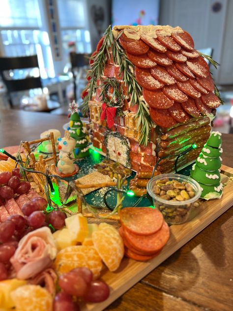 Charcuterie House Christmas, Charcuterie Gingerbread House How To, Savoury Gingerbread House, Charcuterie Board House, Charcuterie Board Gingerbread House, Christmas Charcuterie Houses, Savory Gingerbread House, Gingerbread House Charcuterie Board, Charcuterie Gingerbread House