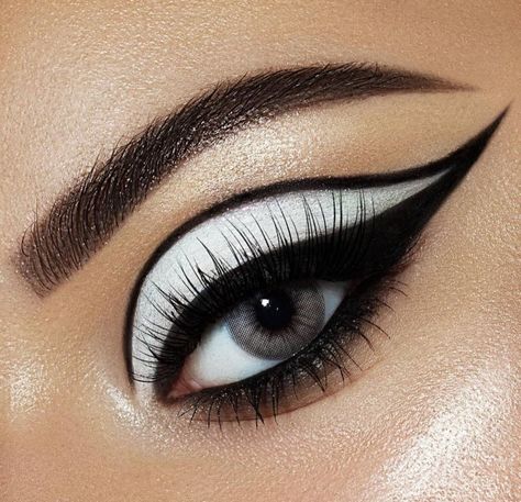 Eye makeup/ eye shadow looks/ black/white Black And White Makeup Ideas, Black And White Party Makeup, Panda Eyes Makeup, Easy Black Eyeshadow Looks, Black And White Eyeshadow Looks, Simple Goth Eye Makeup, Black And White Eyeliner Looks, Black And White Makeup Looks, Black And White Eye Makeup