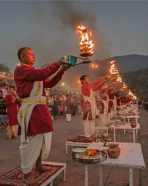 Aarti on the banks of Ganges with the accompanied chanting of prayers is a treat to the soul. Rishikesh offers a resplendent view of the grand aarti that lights up the banks in the evenings with new rays of hope. It fills the air with an aura of optimism and incite the strength and hope in us to fight all odds. Soak in the positive vibes spread through spirituality. We hope that you get to witness this soon! Spiritual Places Aesthetic, Spiritual Places In India, Spiritual Travel Aesthetic, Ganga Aarti Rishikesh, Spiritual Places To Travel, Rishikesh Aesthetic, Travel Places In India, Devbhoomi Uttarakhand, Rishikesh Photography