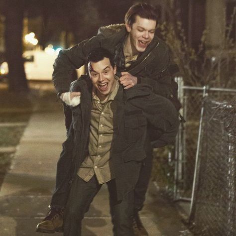 Cottagecore Outfit Ideas, Shameless Scenes, Shameless Mickey And Ian, Shameless Characters, Ian Shameless, Shameless Tv Show, Best Tv Couples, Noel Fisher, Mickey And Ian