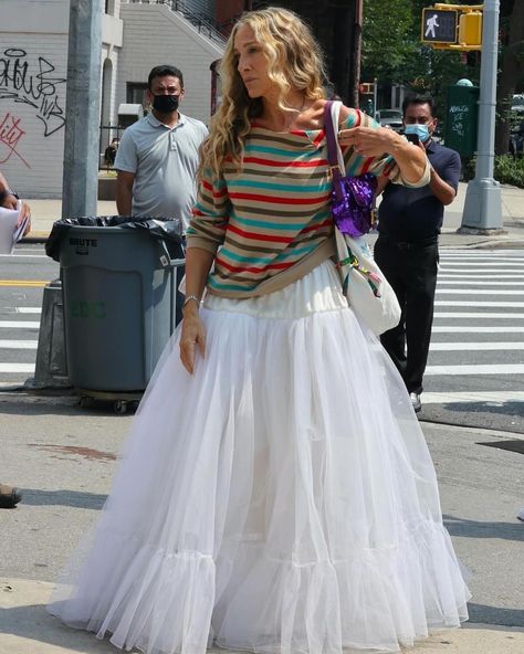 Tulle Skirt Carrie Bradshaw, Carrie Bradshaw Tutu Outfit, Satc Inspired Outfit, Sexandthecity Carrie Bradshaw Outfits, Carrie Bradshaw Party Outfit, Carrie Bradshaw Skirt Outfits, Carrie Bradshaw Style Outfits, Carrie Bradshaw Tulle Skirt, Carrie Bradshaw Outfits And Just Like That