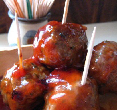 Whiskey Meatballs, Bourbon Meatballs, Cranberry Meatballs, Crock Pot Recipes, Football Food, Snacks Für Party, Party Food Appetizers, Slow Cooking, Meatball Recipes