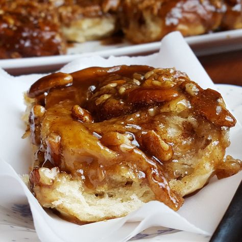 Bread Pudding With Bourbon Sauce, Bourbon Bread Pudding, Classic Bread Pudding, Caramel Pecan Sticky Buns, Puding Roti, Bread Pudding Recipes, Pecan Sticky Buns, Bourbon Sauce, Bread Puddings