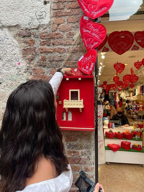 #letterstojuliet #romeoandjuliet #loveletters #verona #julietsbalcony #italy Verona Italy Photo Ideas, Verona Photo Ideas, Verona Italy Aesthetic, Weekend In Venice, Letters To Juliet, Italy Pictures, Italian Life, Italy Summer, Verona Italy