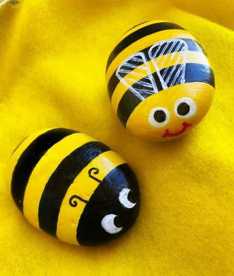 Post by JINNSEIYOI, #Painted Bumble Bee Stones# Very cute yellow and black painted bumble bee rocks. These are hand painted cute bumble bee stones make great decorations around the house, cute paperweights, or perfect gifts, incorporate them into your home decor or garden or for any occasion! Christmas Pebble, Bee Rocks, Bumble Bee Art, Garden Rock Art, Diy Rock Art, Painted Rock Animals, Art Pierre, Stone Art Painting, Painted Rocks Kids