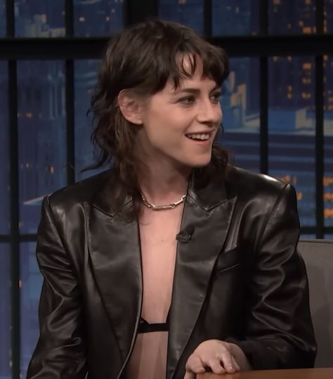 Slicked Back Mullet Woman, Kirsten Stewart Mullet, Kirsten Stewart Hair, Kristen Stewart Mullet, Kristen Stewart 2024, Kristen Stewart Haircut, Dyke Hair, Kristen Stewart Short Hair, Queer Hair