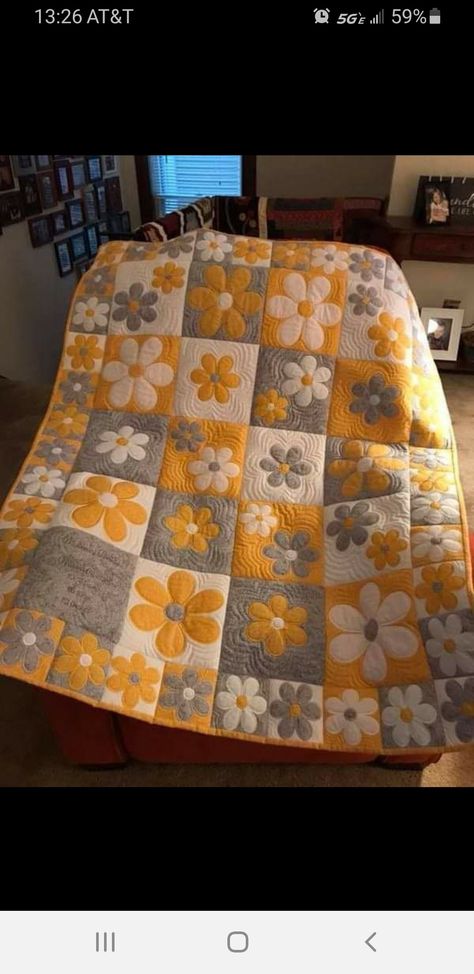 Colchas Quilting, Make A Bag, Machine Embroidery Quilts, Flower Quilts, Flower Quilt, Machine Embroidery Projects, Patchwork Quilt Patterns, Learn Embroidery, Embroidery Flowers Pattern