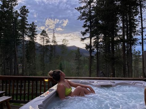 Hot Tub With Mountain View, Hot Tub Vacation, Fall Hot Tub Aesthetic, Mountain Hot Tub Pictures, Hot Tub Mountains, Colorado Hot Tub Pics, Hot Tub In The Mountains, Hot Tub Mountain View, Hot Tub Pic Inspo Night