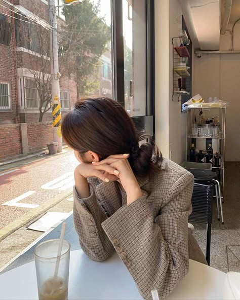 Uzzlang Pose Ideas, Faceless Post Ideas, Photo Ideas In Cafe Aesthetic, Shy Girl Posing, Korean Poses Photo Ideas, Faceless Pics, Laurel Green, Check Jacket, 사진 촬영 포즈