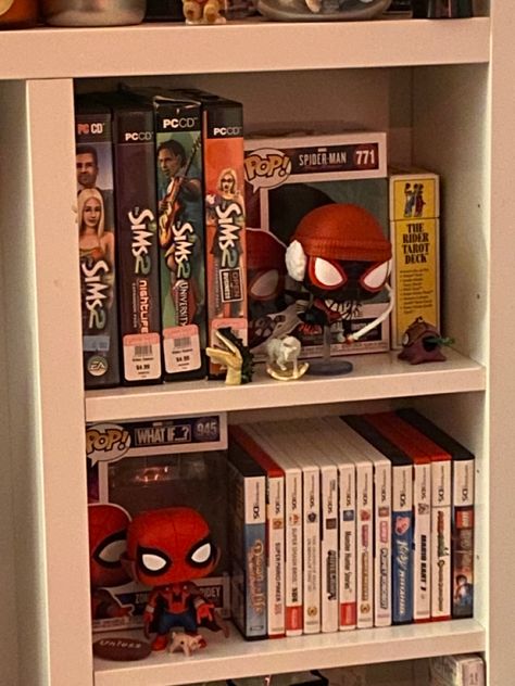 Geeky Room Ideas, Spiderman Bookshelf, Nerd Aesthetic Room, Spiderman Shelf, Spiderman Bedroom Aesthetic, Spider Man Room Ideas, Spider-man Room, Marvel Room Decor, Nerd Core