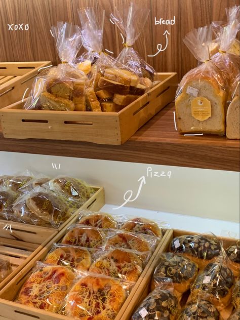 Packaged Cookie Display, Pastry Display Ideas, Bakery Vendor Booth Display Ideas, Pop Up Bakery Display Ideas, Bakery Display Ideas, Bake Sale Displays, Tiny Bakery, Bake Sale Packaging, Bread Display