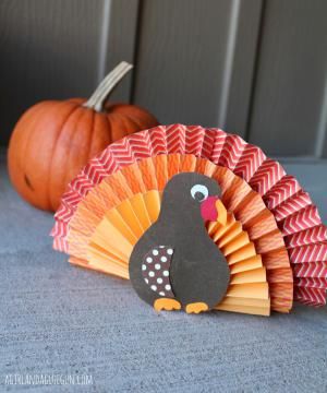 8 Kid-Made Thanksgiving Centerpieces: Paper Fan Turkey Paper Turkey, Scratch Book, Thanksgiving Turkey Craft, Free Thanksgiving Printables, Thanksgiving Crafts Diy, Easy Thanksgiving Crafts, Thanksgiving Paper, Construction Paper Crafts, Turkey Crafts