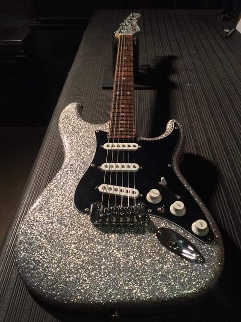 Strat Electric Guitar, Sparkly Electric Guitar, Eletric Gutair Aesthetic, Glittery Guitar, Eletric Gutair, Space Guitar, Electric Guitar Art, Silver Guitar, Bass Guitar Lessons