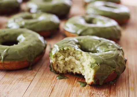 Green Tea Donut, Macha Green Tea, Biscuits Diététiques, Green Tea Recipes, Glazed Doughnuts, Matcha Recipe, Matcha Green Tea Powder, Doughnut Recipe, Green Tea Powder