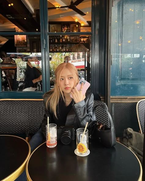 Blackpink Rosé Instagram, Rosé Girlfriend Material, Rosé Ig Update, Rosé Instagram Update, Park Roseanne, Rose Bp, Rosé Instagram, K Pop Wallpaper, Rosie Posie