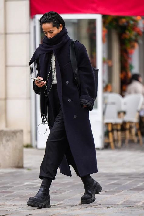 14 Chelsea Boot Outfits That Are Classically Cool Tall Chelsea Boots Outfit, Chelsea Boots Street Style, Black Chelsea Boots Outfit, Chelsea Boot Outfits Women, Sock Boots Outfit, Chelsea Boot Outfit, Platform Boots Outfit, Winter Chelsea Boots, Chelsea Boots Dress