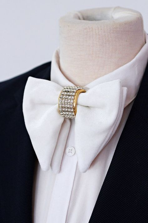 Check out this item in my Etsy shop https://www.etsy.com/listing/752544390/white-velvet-butterfly-bow-tie-lapel-pin Bowtie Groomsmen, Gold Bow Tie, Groom Bowtie, Men's Brooch, Leather Bow Tie, Velvet Bow Tie, Lapel Flower, Copper Wedding, Butterfly Style