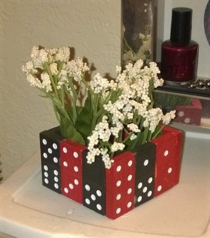 With a thrift store frame, some dominoes and a hot glue gun...this gift for the old time gamer is quick and oh so easy!! I found a wooden frame at the thrift store, and had the dominoes at home. Because I wanted some symmetry, I had to get creative. I had only 4 orange so I put them on the corners, then planned the rest to match across the frame. With a bit of hot glue, making sure I put the glue on the side of the domino's that toughed the wood, I glued them down. Had I had the… Diy Wallpaper Headboard, Diy Footstool, Domino Crafts, Mini Pallet Coasters, Old Tool Boxes, October Decorations, Dollar Store Halloween, Diy Wallpaper, Holiday Centerpieces