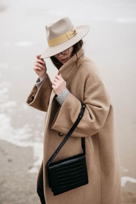 Today's issue: FEDORA HAT . How to wear or how you can mix it ? Keep follow!!! FEDORA HAT Allerrtttt!! #fedorahat #hat #howtowear Ocean Editorial, Oversized Camel Coat, Fedora Hat Outfits, Woman Tattoos, Camel Coat Outfit, Quoi Porter, Camel Coat, Outfits With Hats, 가을 패션